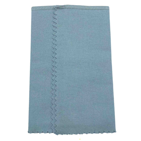 The image shows a light blue-gray microfiber cleaning cloth with zigzag edges, commonly used by musicians. Ideal for cleaning and polishing guitar bodies, string instruments, brass, woodwinds, and piano surfaces, it is lint-free and non-abrasive, removing dust, fingerprints, and moisture without scratching delicate finishes. This essential accessory helps maintain musical instruments in optimal condition.
