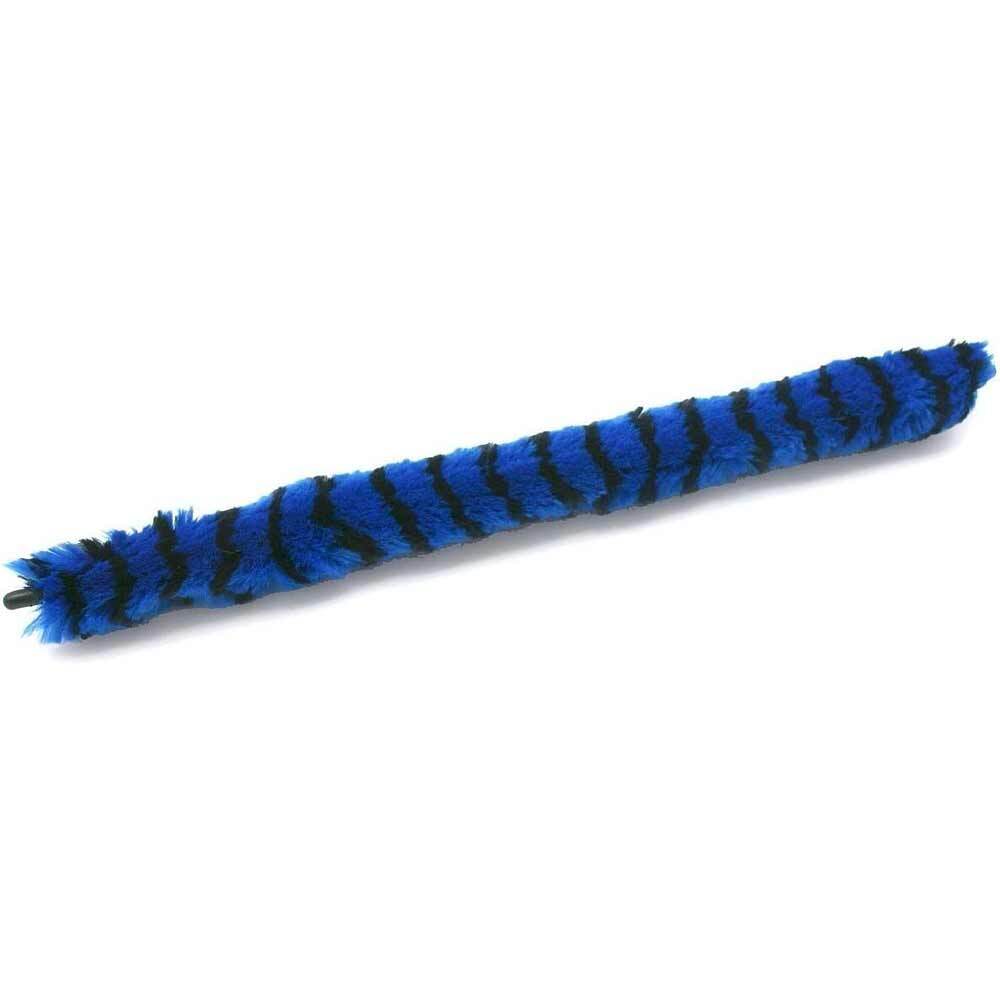 The image shows a flute cleaning rod with blue and black fuzzy material wrapped around a flexible core. This tool is used to remove moisture, clean the interior, and prevent buildup inside the flute. Its flexible design helps it navigate the instrument’s tubing, aiding in maintaining hygiene and optimal playing condition. Regular use extends the flute’s lifespan and ensures clear sound quality.