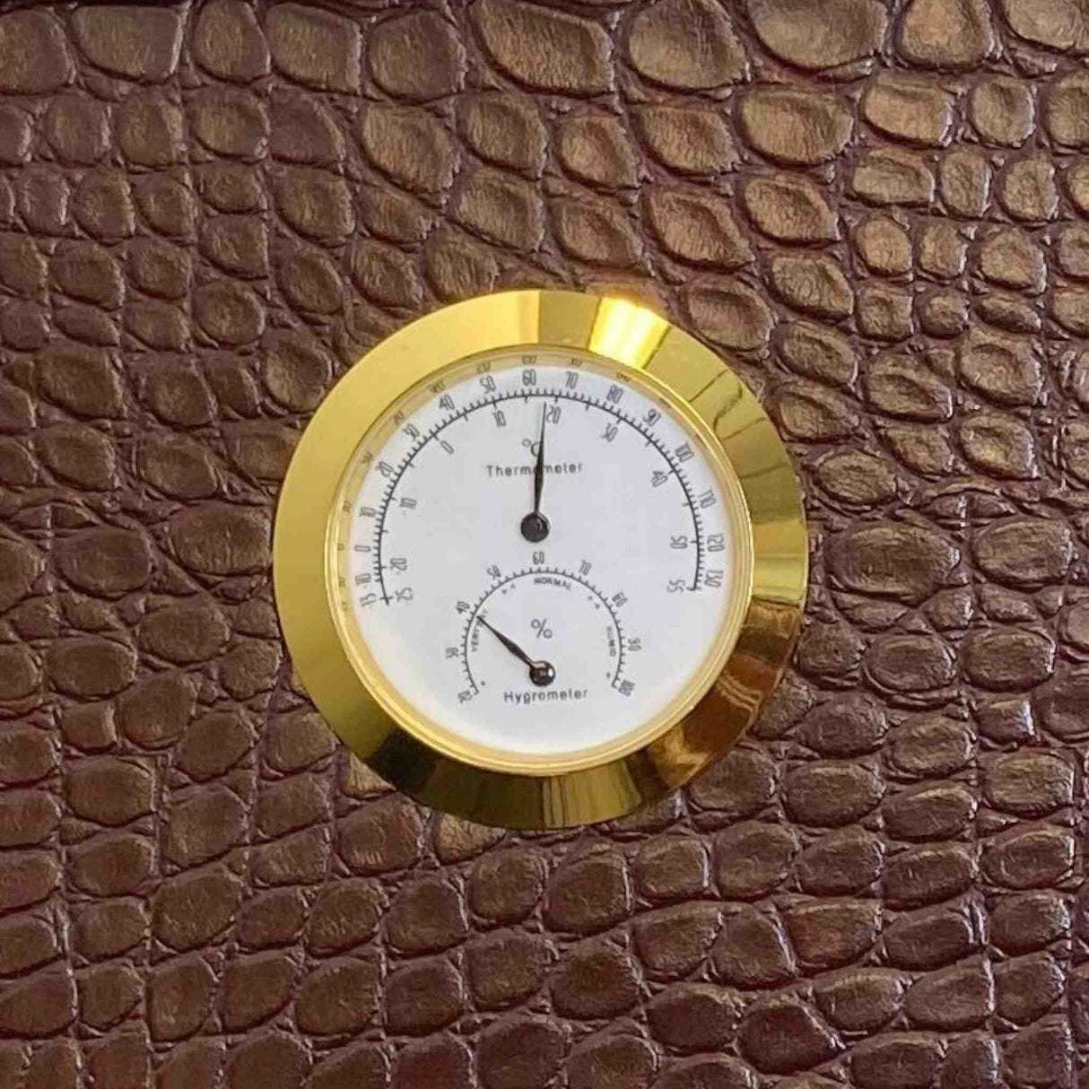 Stone Dreadnought Hardshell Case with Hygrometer - Dark Brown Alligator Print